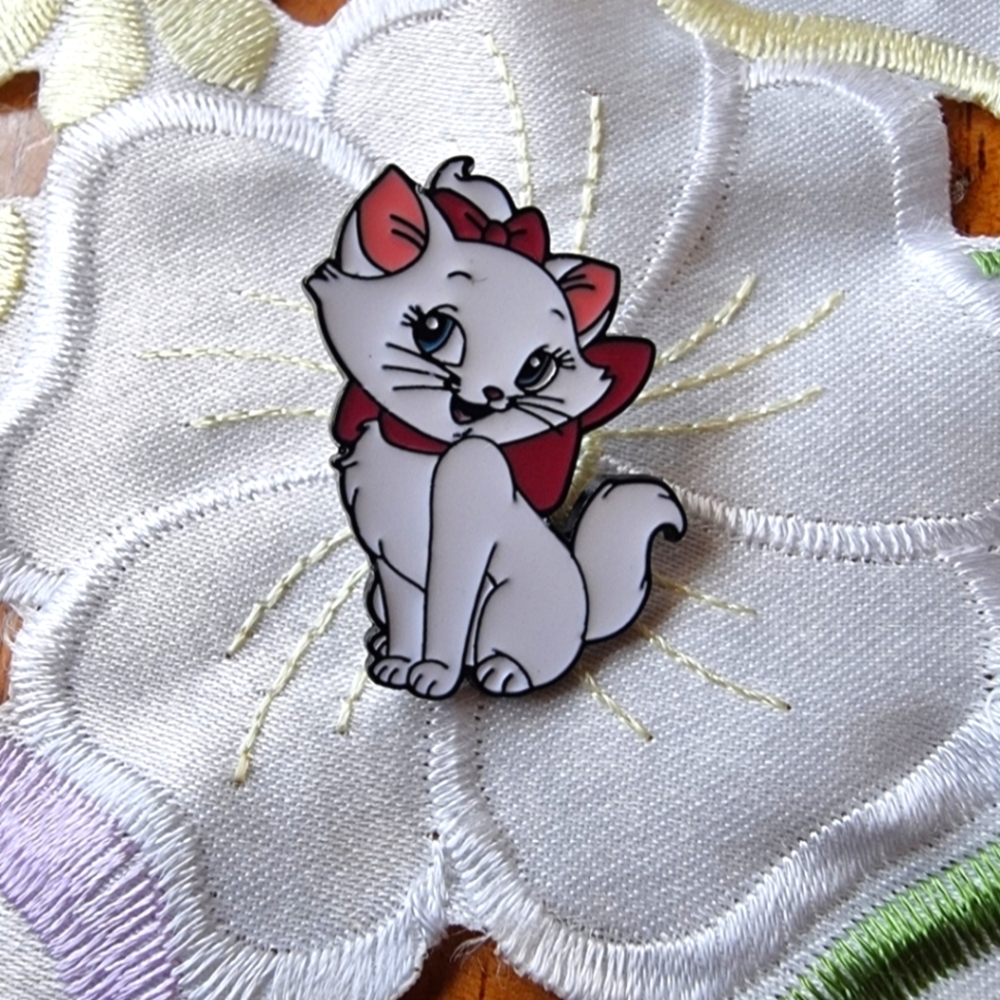 🆕️ Adorable Sweet Marie Aristocats White Enamel Pin with Pink Bow
